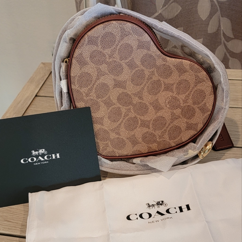 Coach Heart Crossbody in signature canvas  ❤️